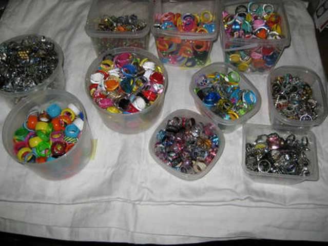 1200 Ringe aus Glas und Metall